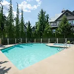 Convenient Village Location With Pool And Hot Tub