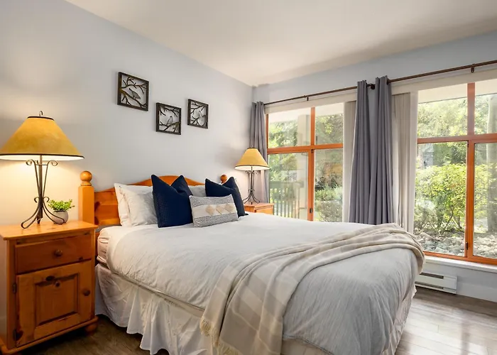 Convenient Village Location With Pool And Hot Tub
