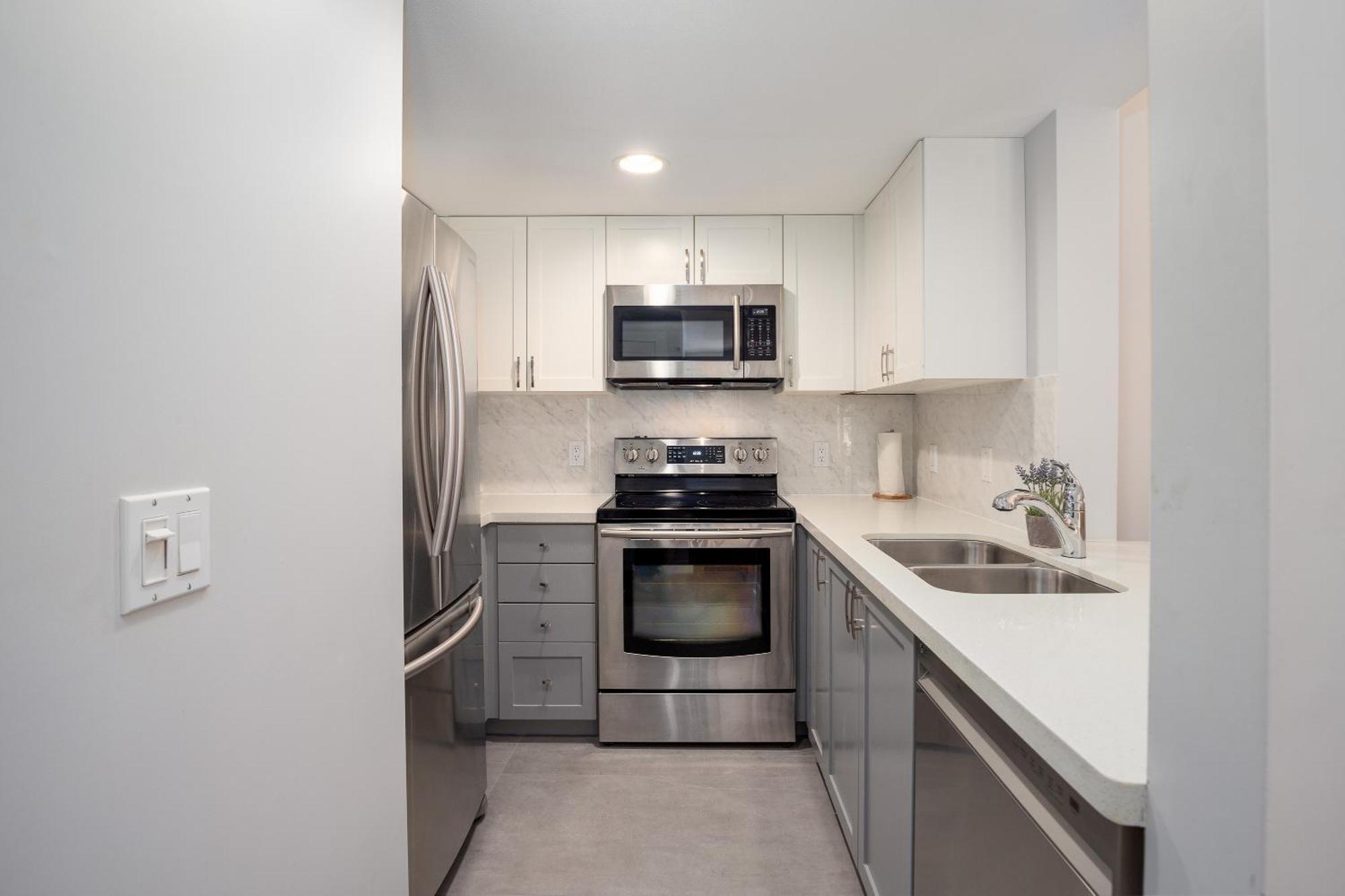 Convenient Village Location With Pool And Hot Tub *