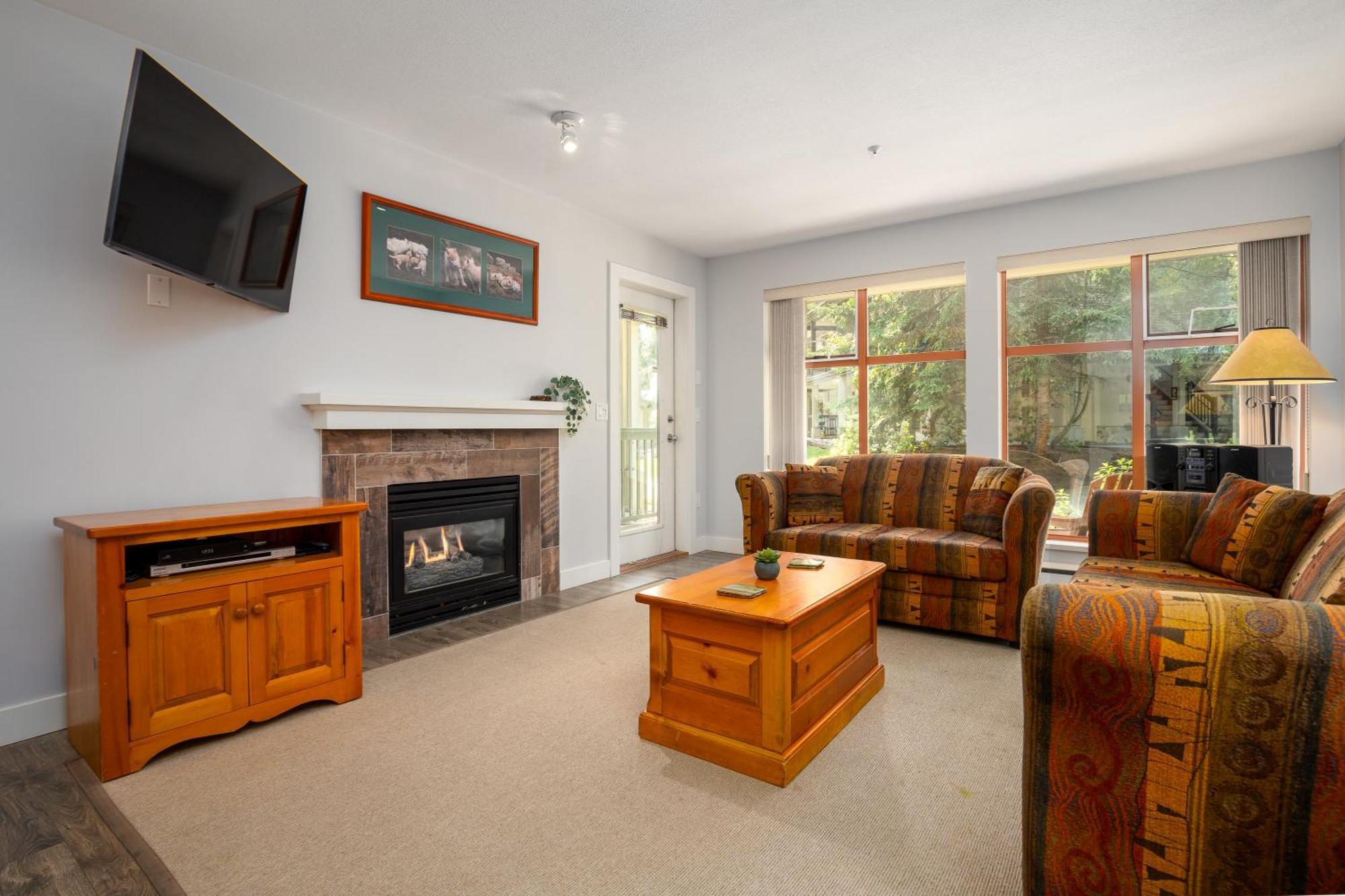 Convenient Village Location With Pool And Hot Tub *