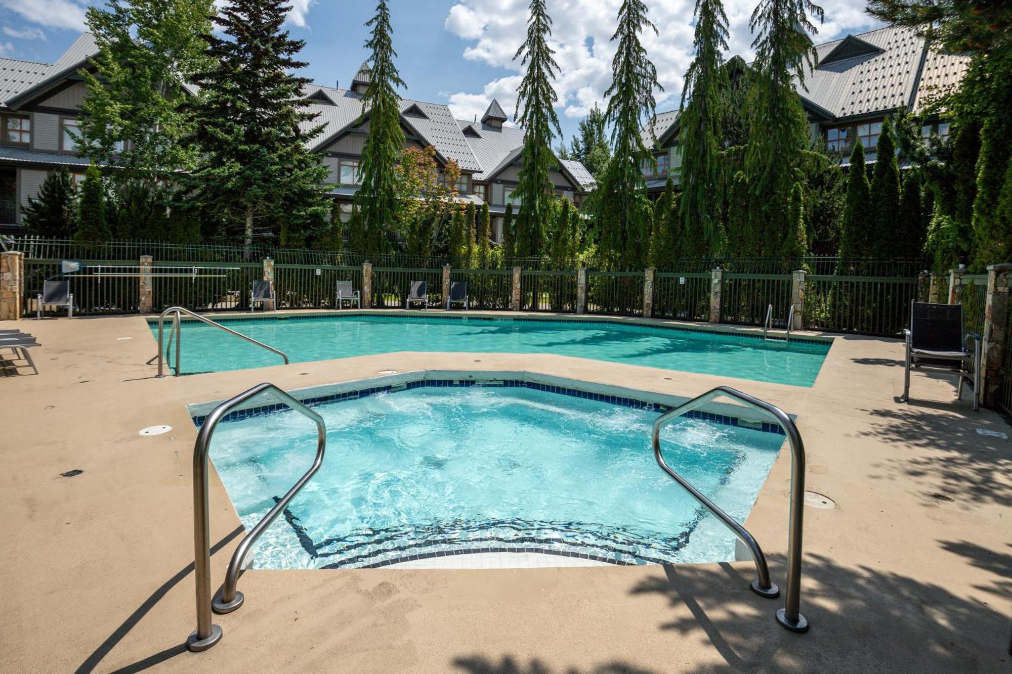 Convenient Village Location With Pool And Hot Tub Holiday home *